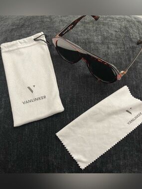 Vanlinker Tortoise Shell Sunglasses with Cleaning Cloth and Pouch.
